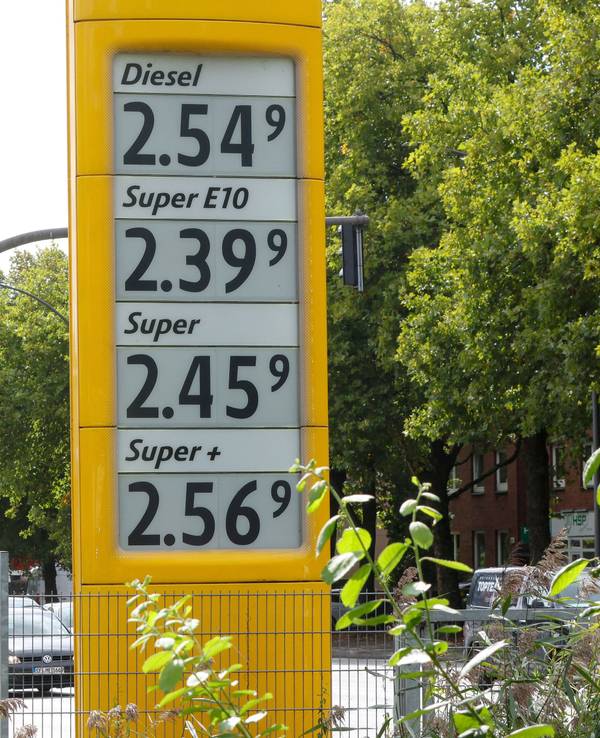 Auf einem Preisschild an einer Hamburger Tankstelle werden die aktuellen Preise für Kraftstoffe angezeigt. (Archivbild)