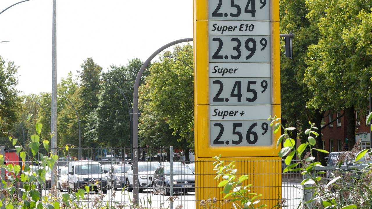 Auf einem Preisschild an einer Hamburger Tankstelle werden die aktuellen Preise für Kraftstoffe angezeigt. (Archivbild)
