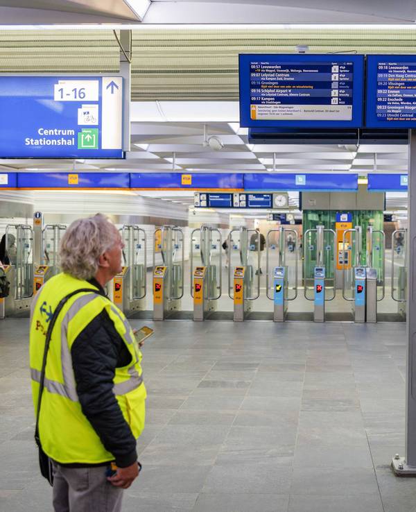 Fahrgastinformation am Bahnhof Zwolle. Aufgrund einer Störung verkehren in Teilen des Landes keine Züge.