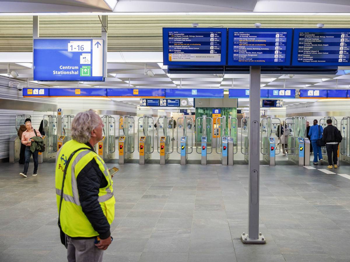 Fahrgastinformation am Bahnhof Zwolle. Aufgrund einer Störung verkehren in Teilen des Landes keine Züge.