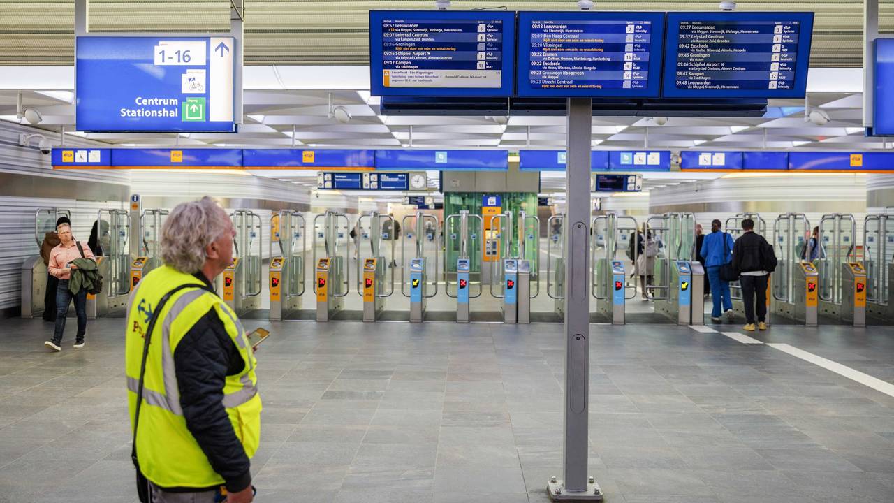 Fahrgastinformation am Bahnhof Zwolle. Aufgrund einer Störung verkehren in Teilen des Landes keine Züge.