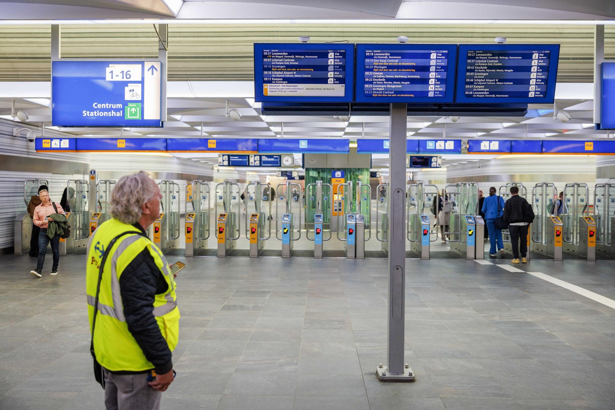 Fahrgastinformation am Bahnhof Zwolle. Aufgrund einer Störung verkehren in Teilen des Landes keine Züge.