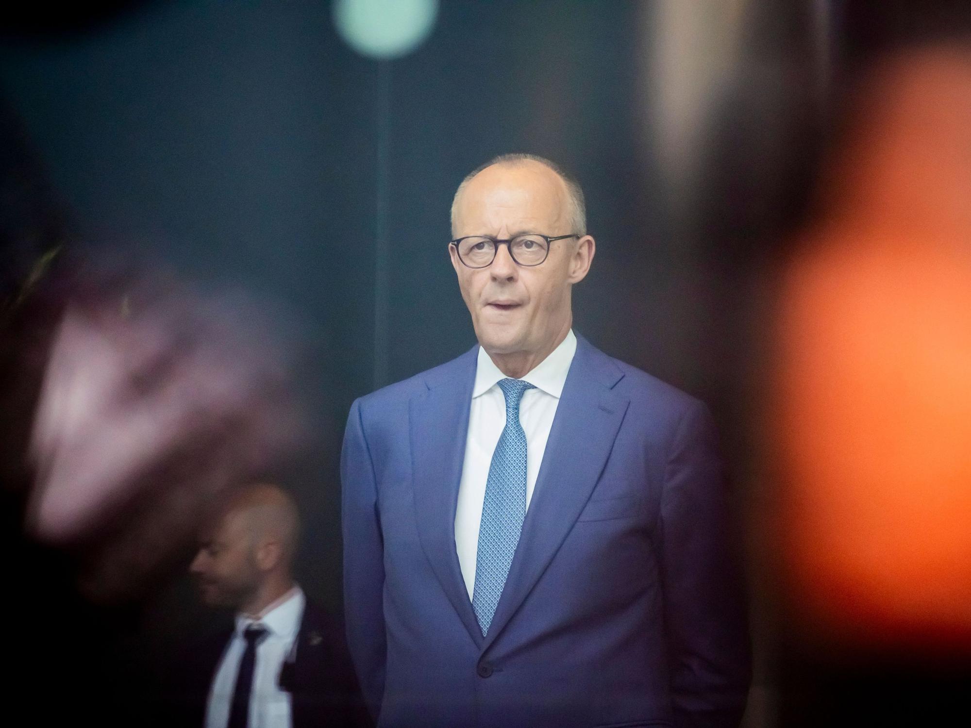 Bundeskanzler Friedrich Merz (CDU) wartet am 15. September auf Iraks Ministerpräsidenten, um diesen zu begrüßen.