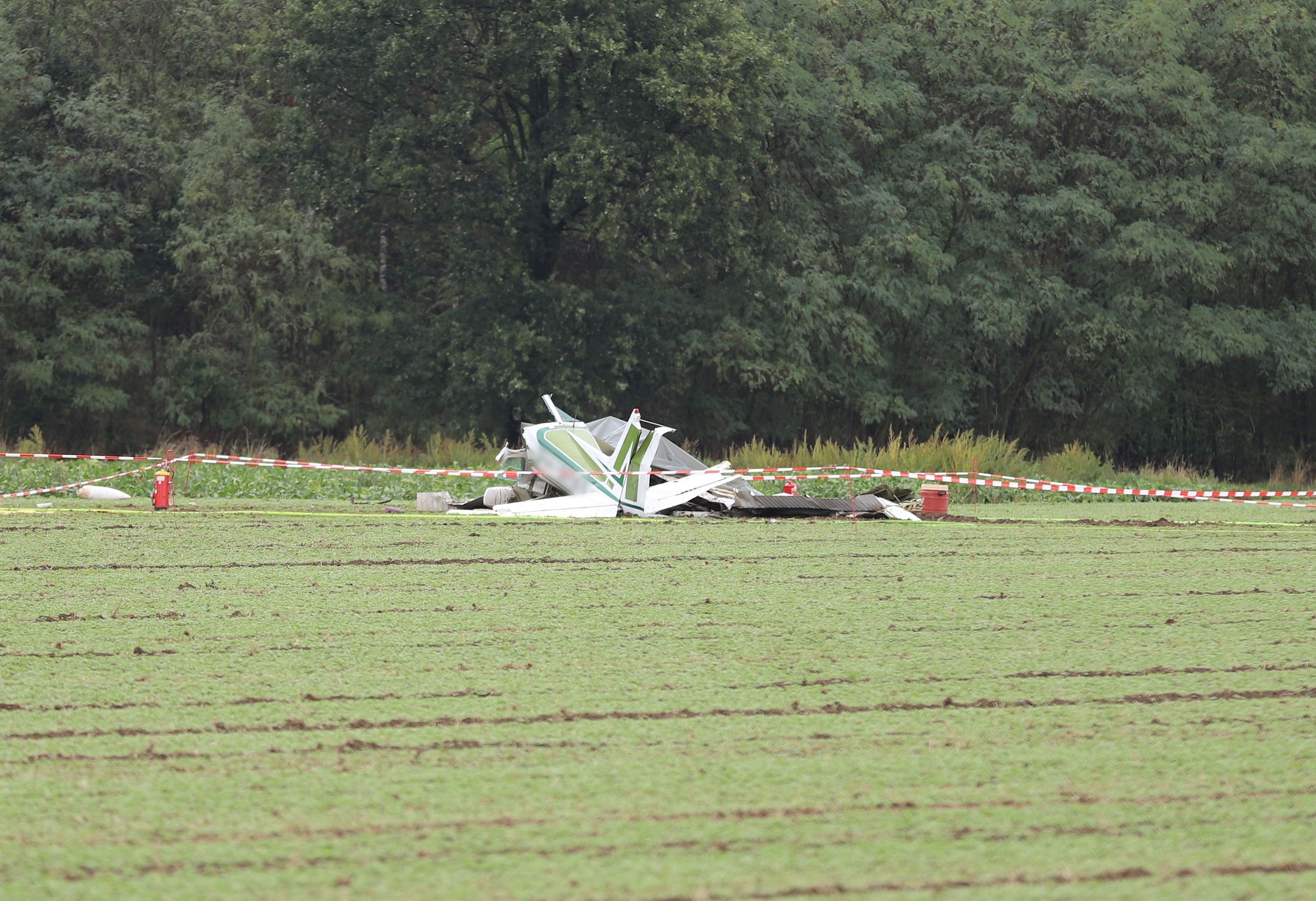 Das abgestürzte Kleinflugzeug liegt auf einem Feld in Erkelenz‑Gerderath. Bei dem Absturz sind drei Menschen ums Leben gekommen.