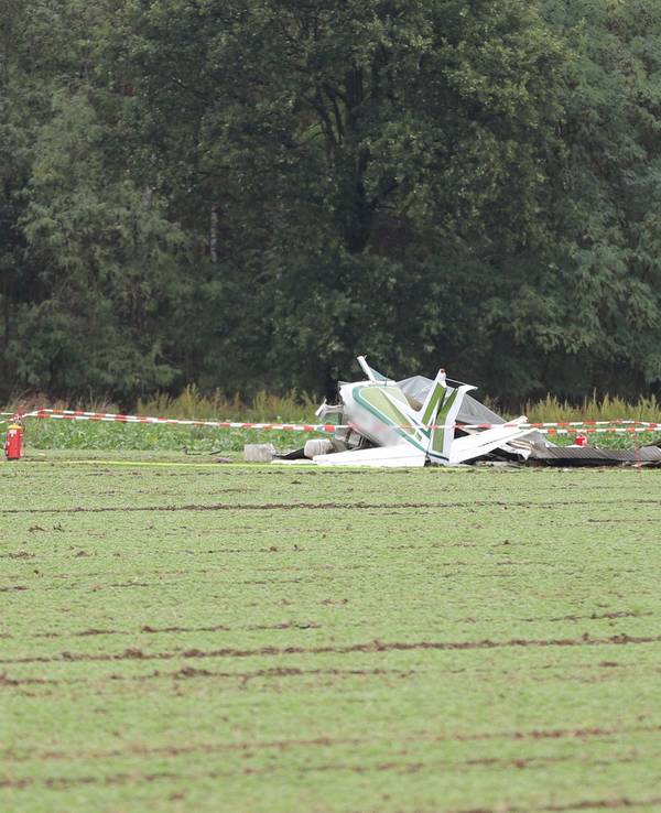 Das abgestürzte Kleinflugzeug liegt auf einem Feld in Erkelenz‑Gerderath. Bei dem Absturz sind drei Menschen ums Leben gekommen.