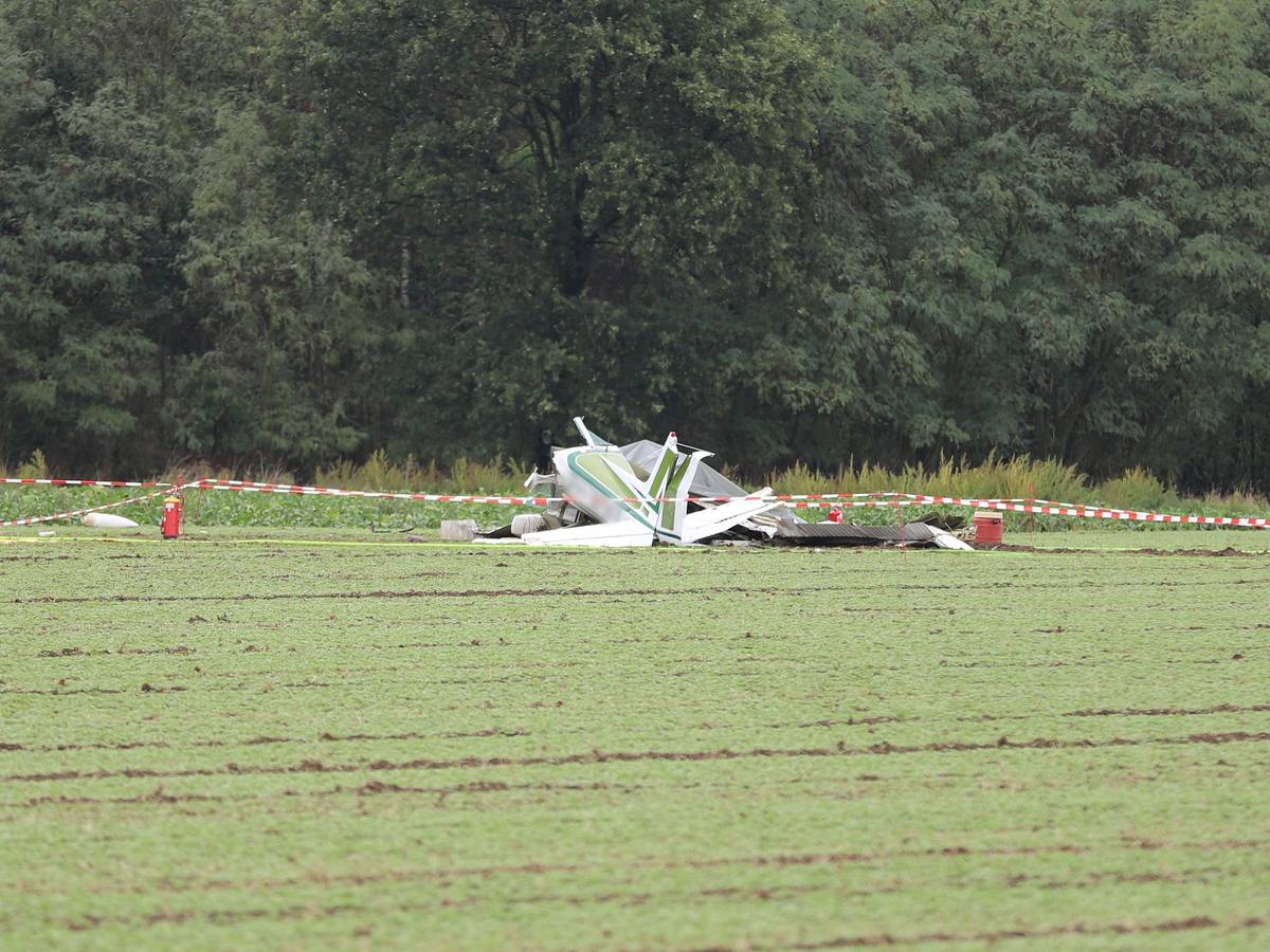 Das abgestürzte Kleinflugzeug liegt auf einem Feld in Erkelenz‑Gerderath. Bei dem Absturz sind drei Menschen ums Leben gekommen.