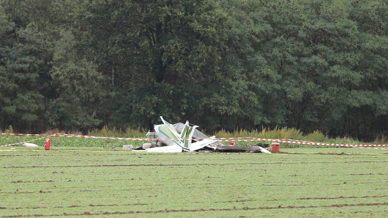 Das abgestürzte Kleinflugzeug liegt auf einem Feld in Erkelenz‑Gerderath. Bei dem Absturz sind drei Menschen ums Leben gekommen.
