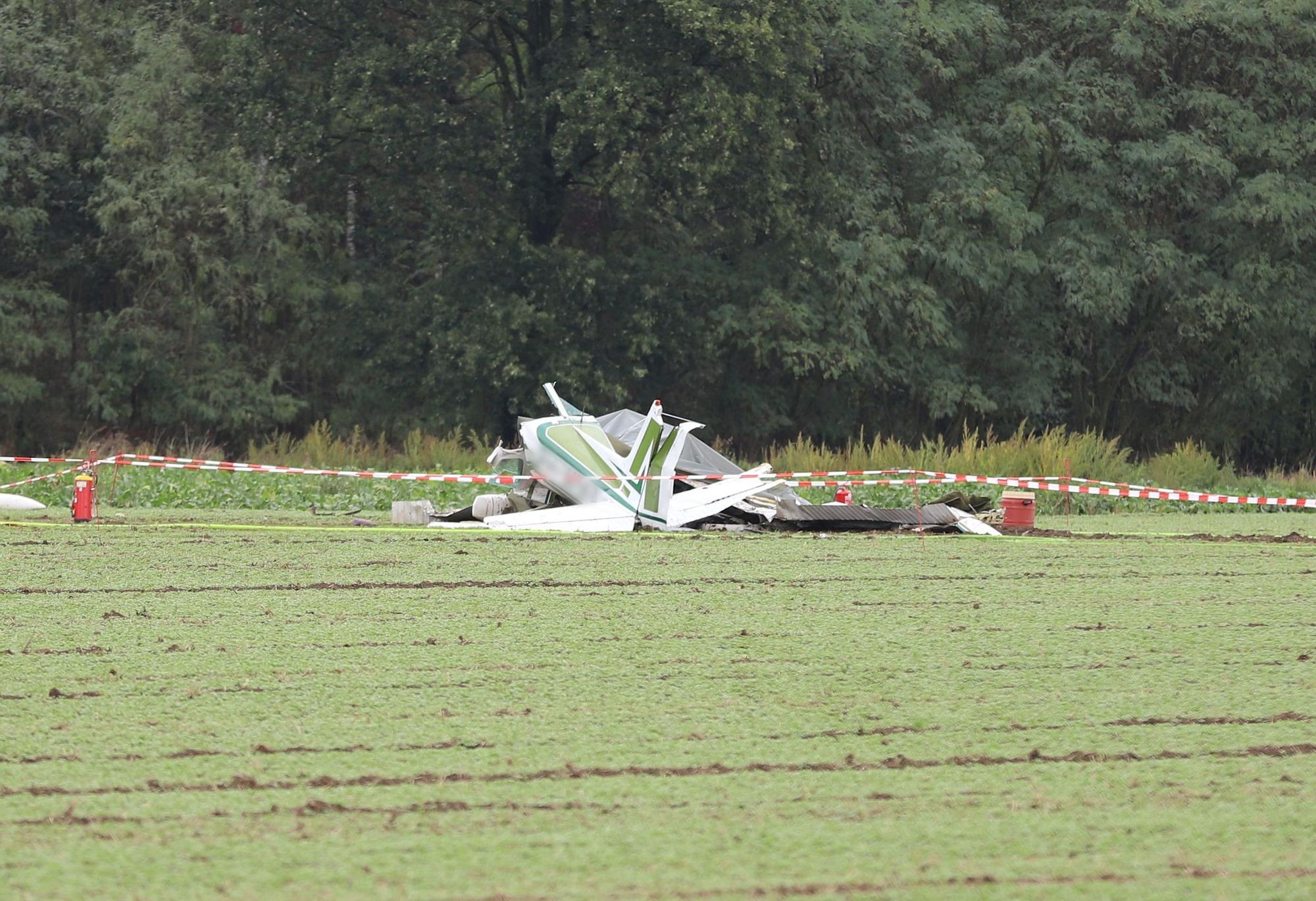Das abgestürzte Kleinflugzeug liegt auf einem Feld in Erkelenz‑Gerderath. Bei dem Absturz sind drei Menschen ums Leben gekommen.