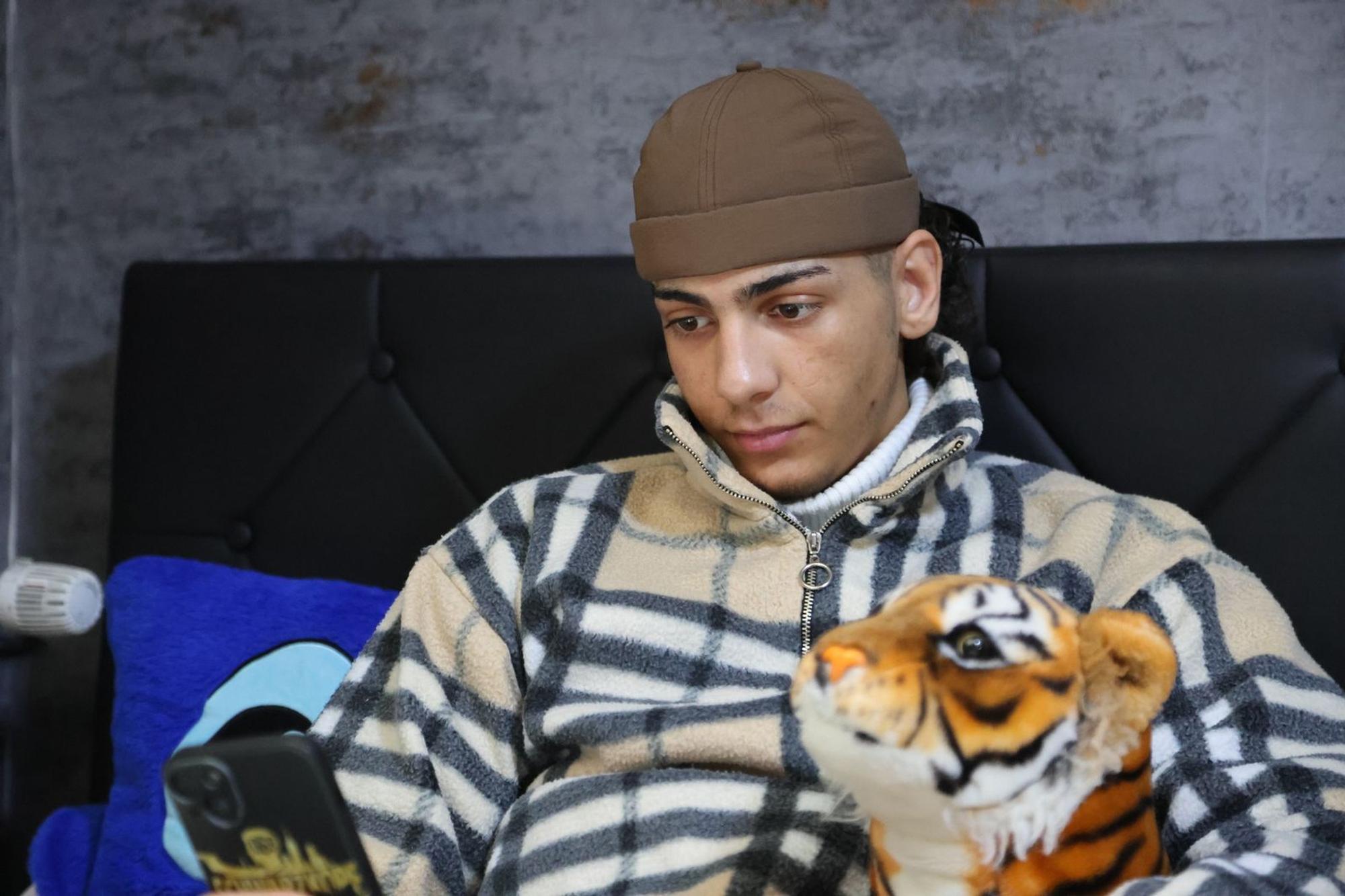 Ivan ist täglich circa vier Stunden auf TikTok. Er weiß, dass viele Challenges dort gefährlich sind, nimmt aber trotzdem daran teil, um Aufmerksamkeit zu erzeugen. (Bild: ZDF/Marc Nordbruch / YNT-Film I WHYNOT)