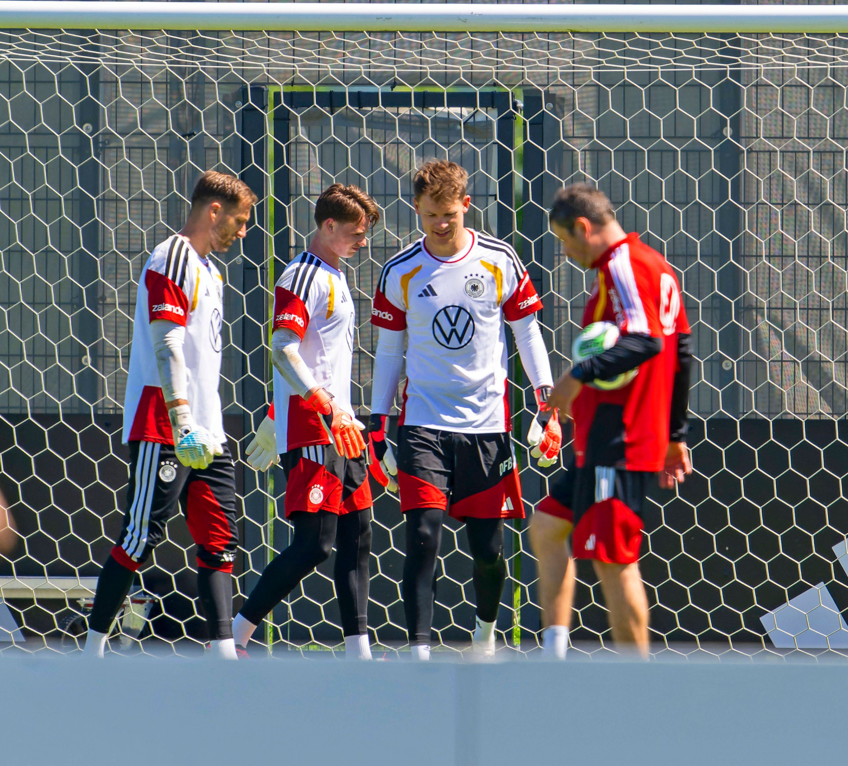 Die Torhüter der deutschen Nationalmannschaft Alexander Nübel, Oliver Baumann und Jonas Urbig beim Training.