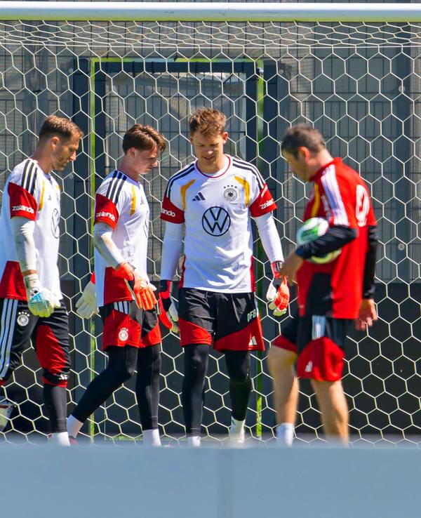 Die Torhüter der deutschen Nationalmannschaft Alexander Nübel, Oliver Baumann und Jonas Urbig beim Training.