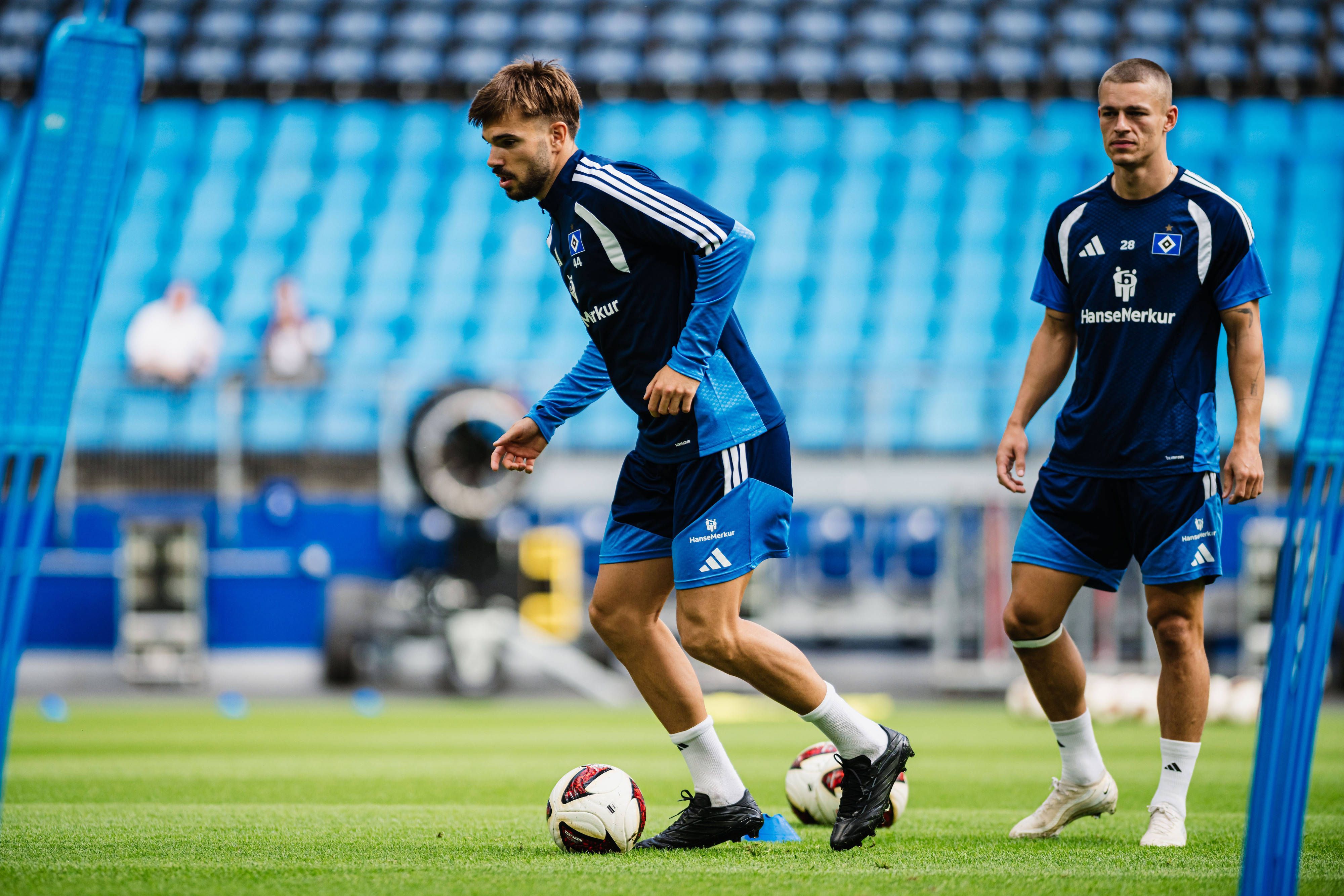 Mario Vuskovic beim HSV im Training am Ball.