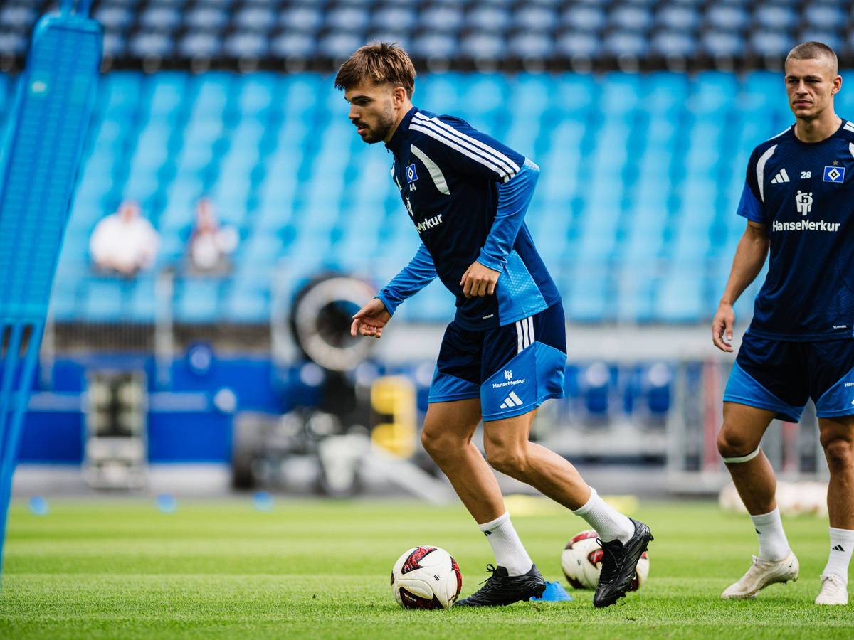 Mario Vuskovic beim HSV im Training am Ball.