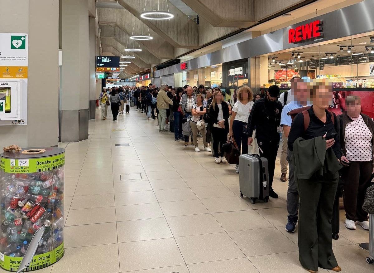15.09.2026: Schlange vor der Sicherheitskontrolle am Flughafen Köln/Bonn