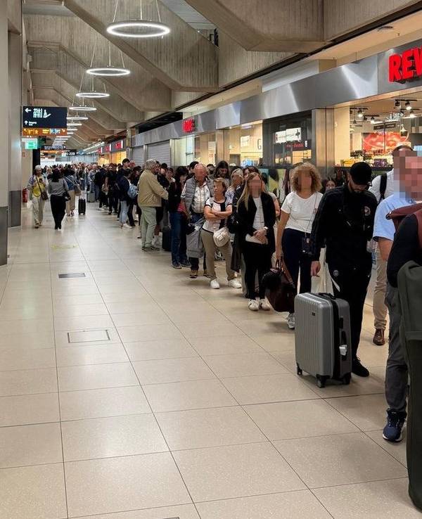 15.09.2026: Schlange vor der Sicherheitskontrolle am Flughafen Köln/Bonn