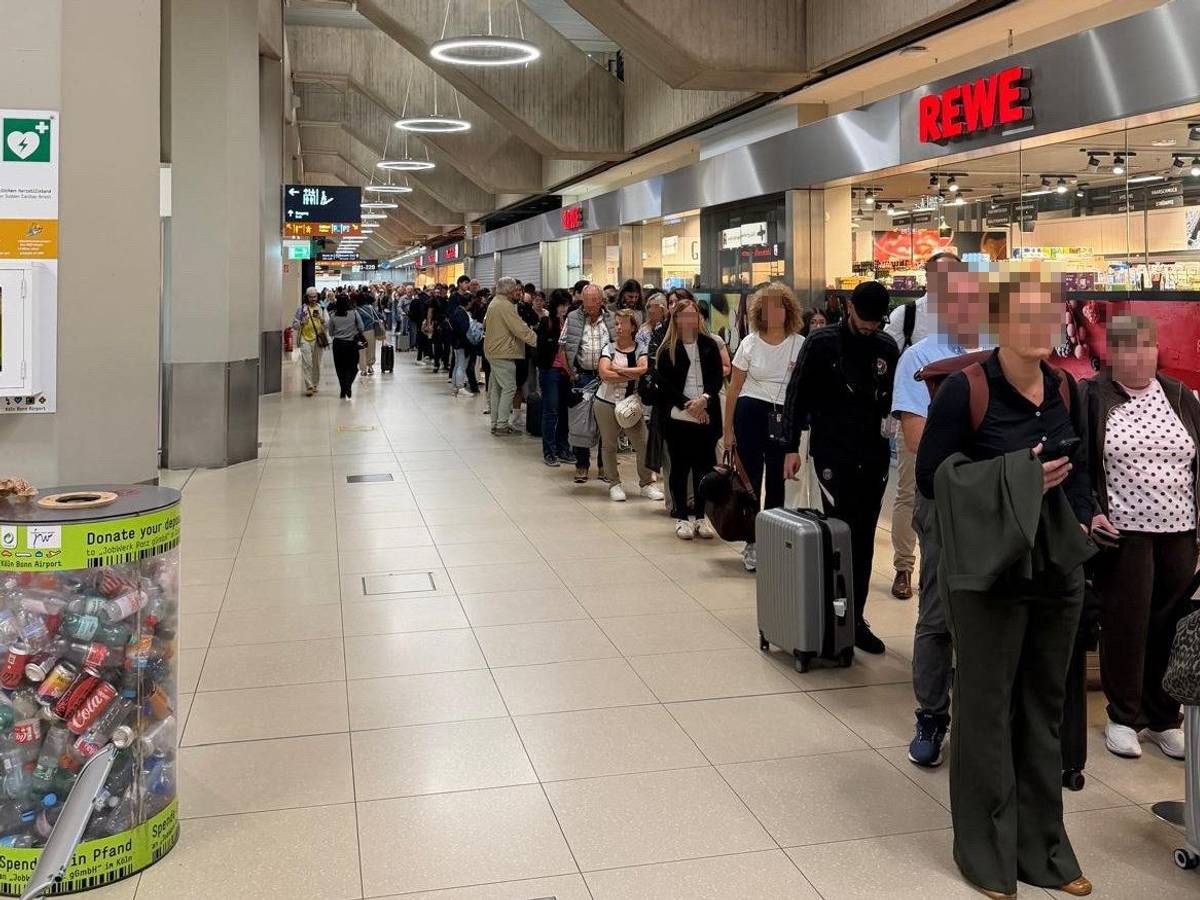 15.09.2026: Schlange vor der Sicherheitskontrolle am Flughafen Köln/Bonn