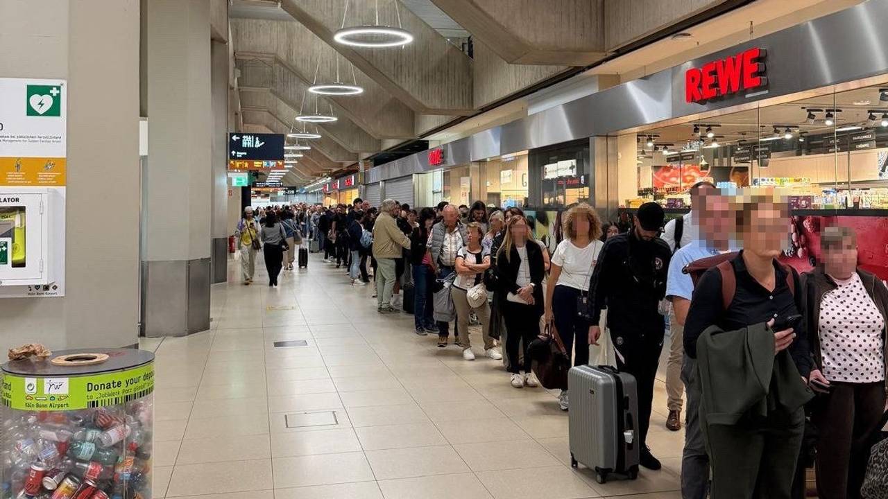 15.09.2026: Schlange vor der Sicherheitskontrolle am Flughafen Köln/Bonn