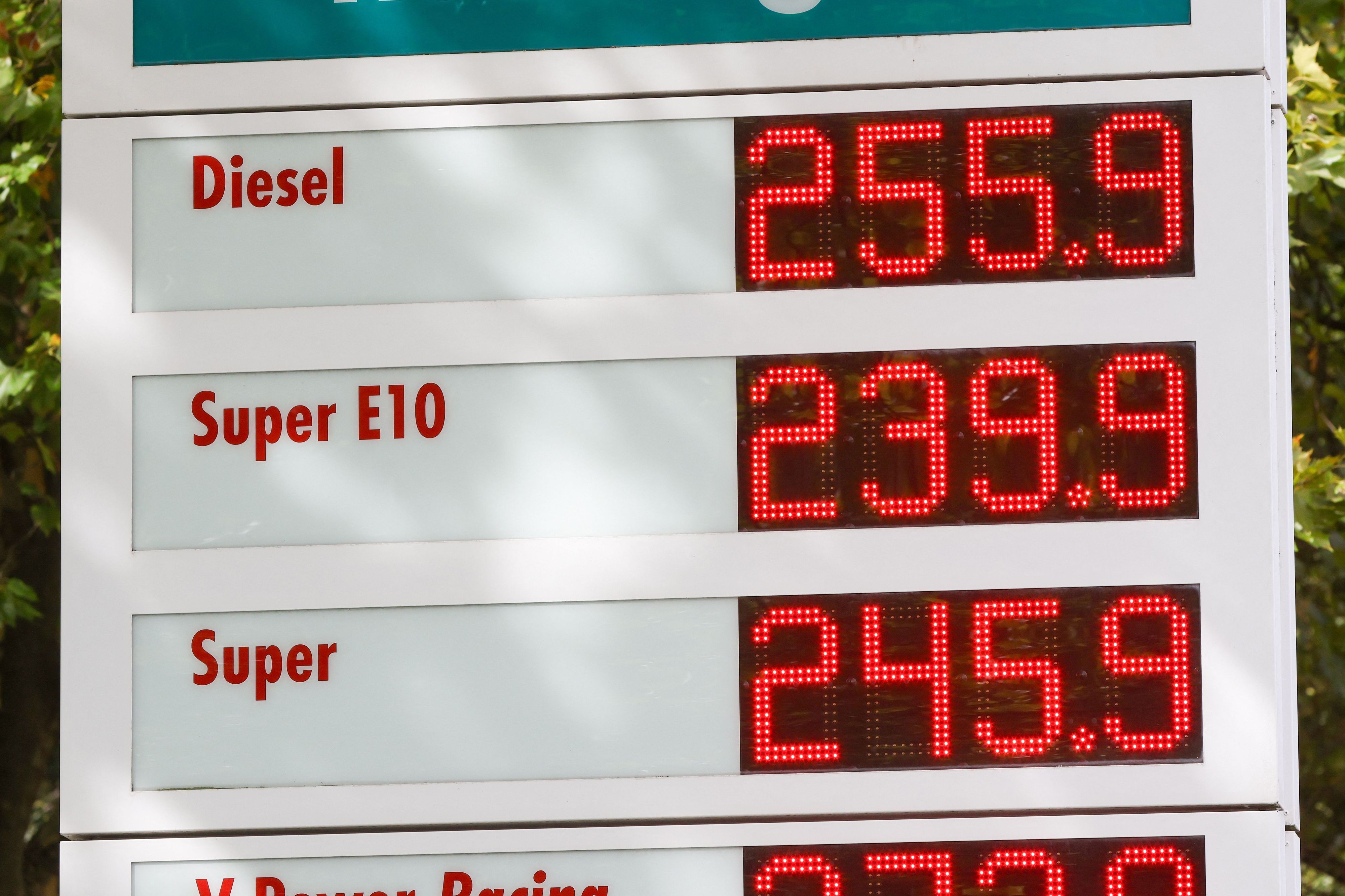 Auf einem Preisschild an einer Tankstelle werden die aktuellen Preise für Kraftstoffe angezeigt.