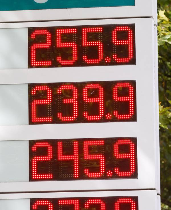 Auf einem Preisschild an einer Tankstelle werden die aktuellen Preise für Kraftstoffe angezeigt.