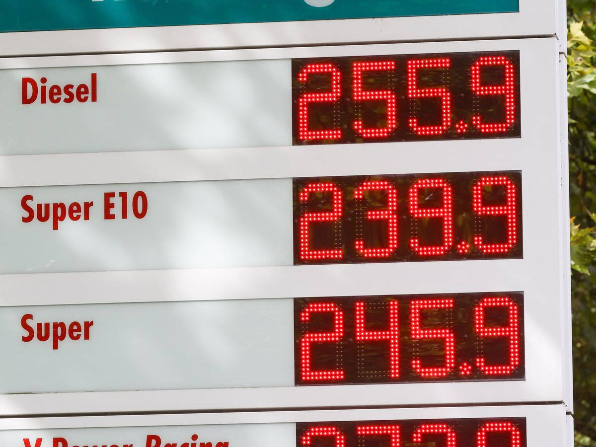 Auf einem Preisschild an einer Tankstelle werden die aktuellen Preise für Kraftstoffe angezeigt.