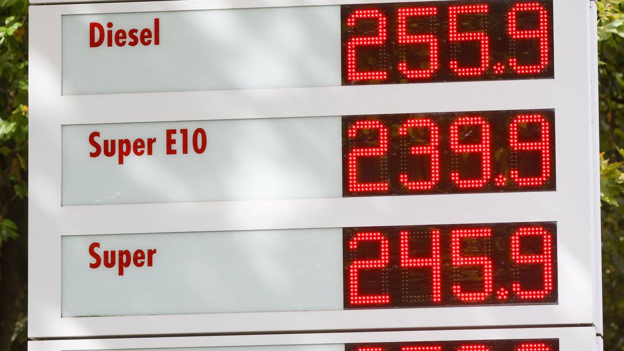 Auf einem Preisschild an einer Tankstelle werden die aktuellen Preise für Kraftstoffe angezeigt.