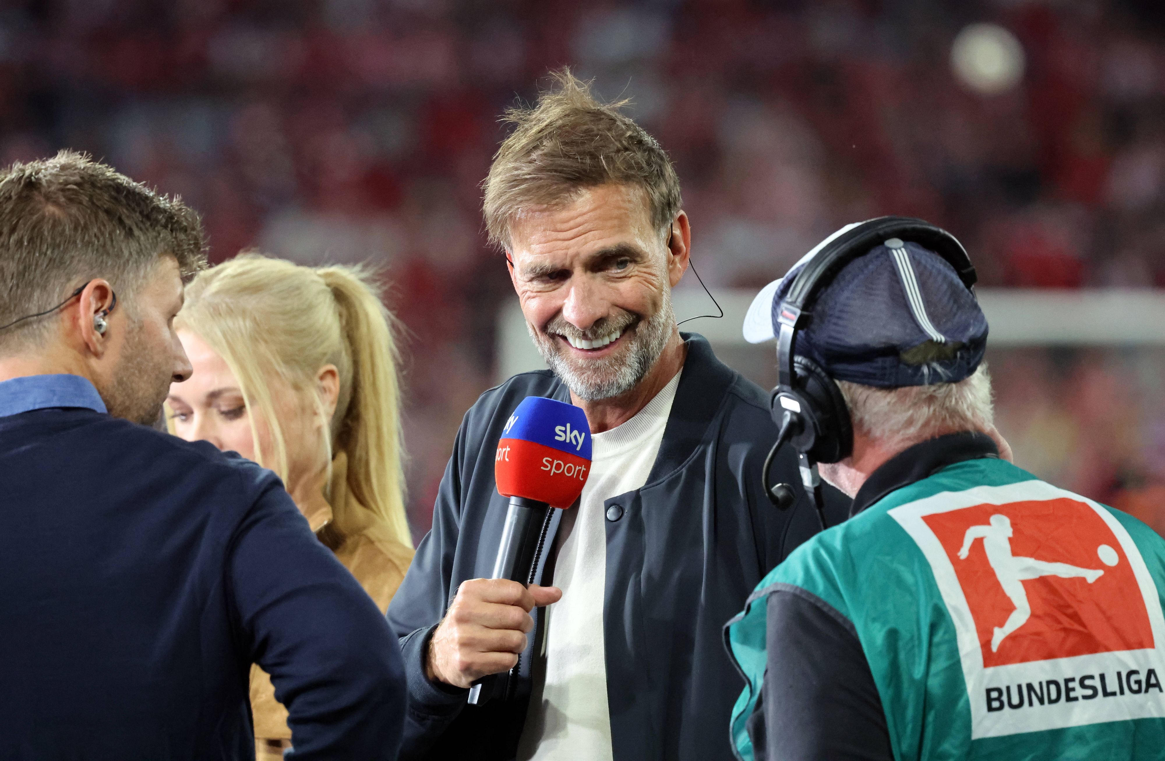 Jürgen Klopp mit Sky-Mikrofon in der Hand.