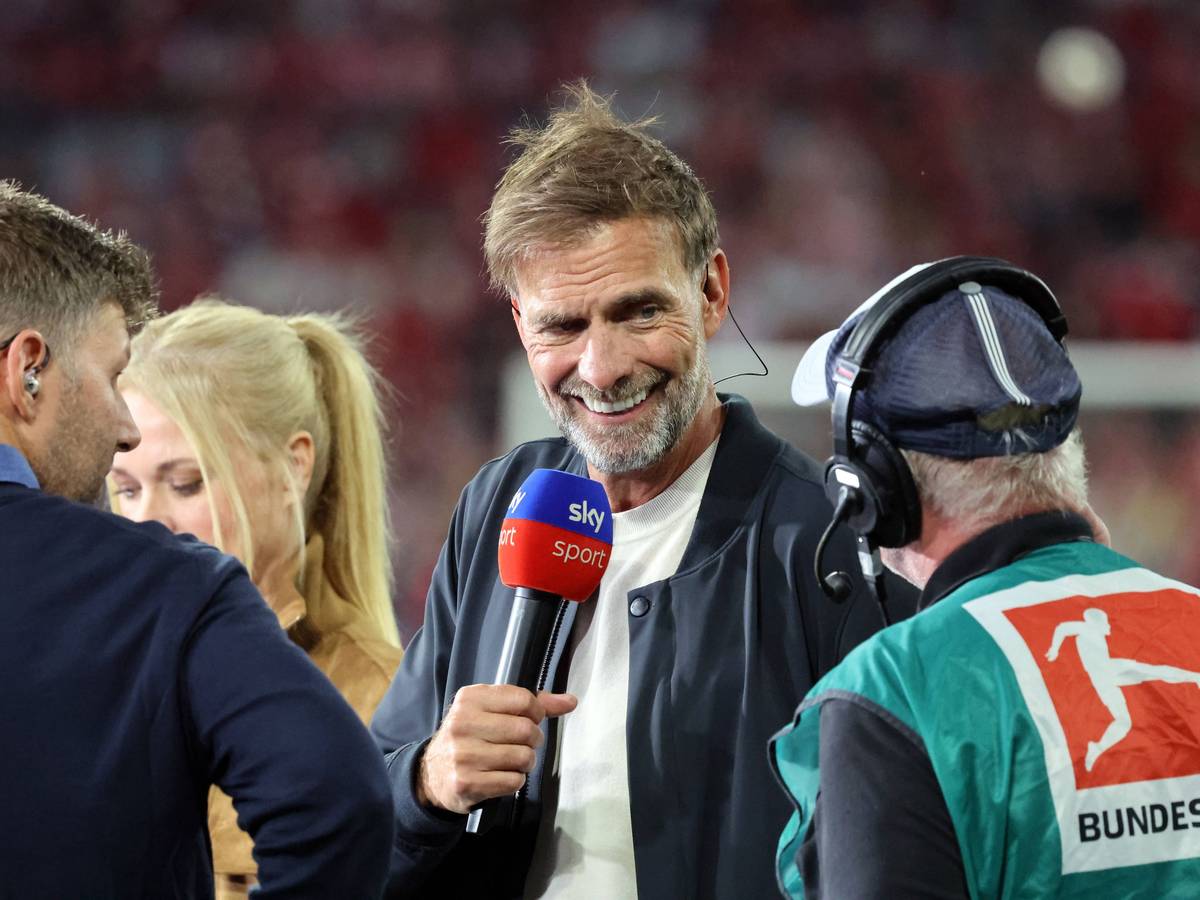 Jürgen Klopp mit Sky-Mikrofon in der Hand.