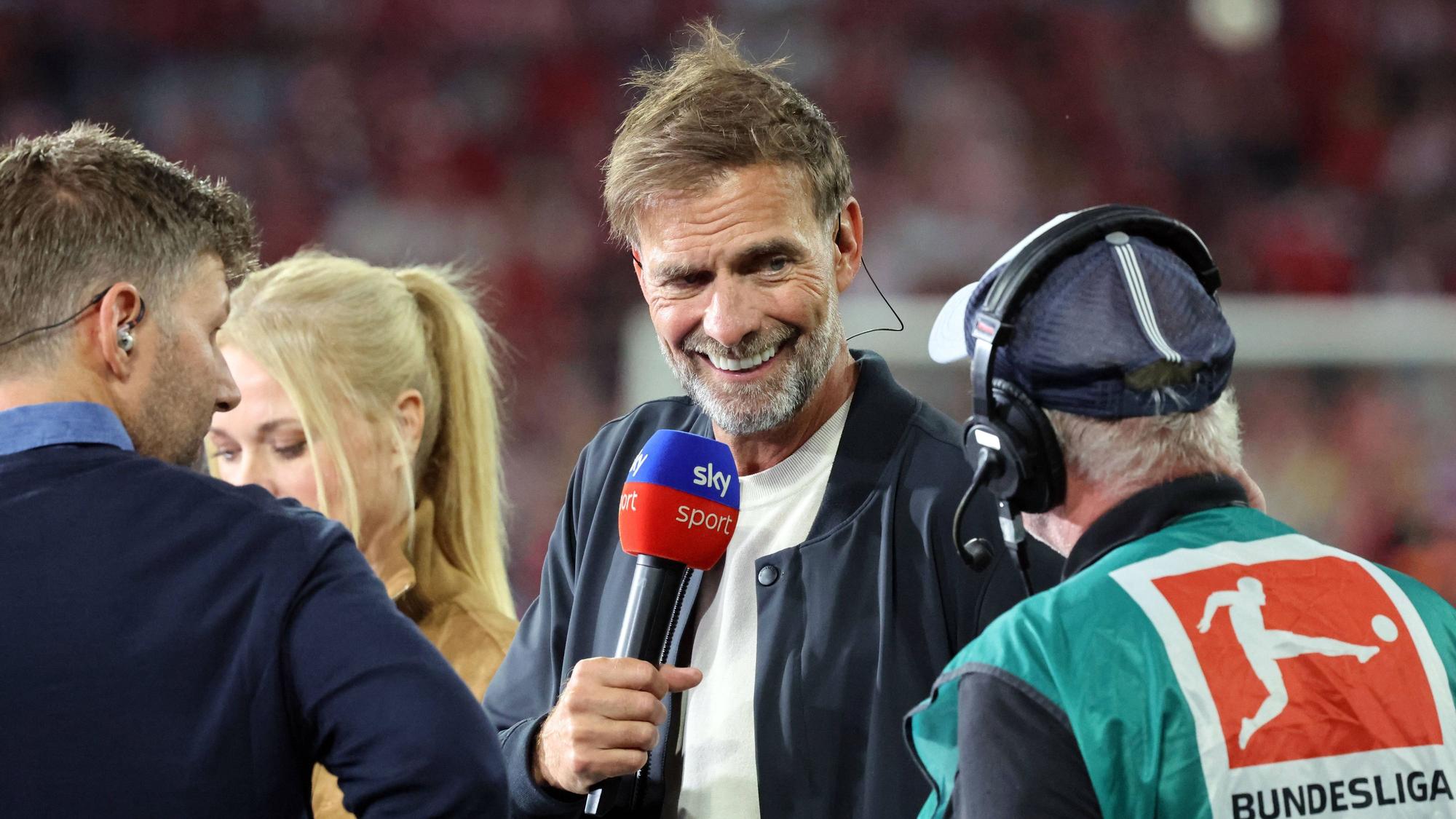 Jürgen Klopp mit Sky-Mikrofon in der Hand.