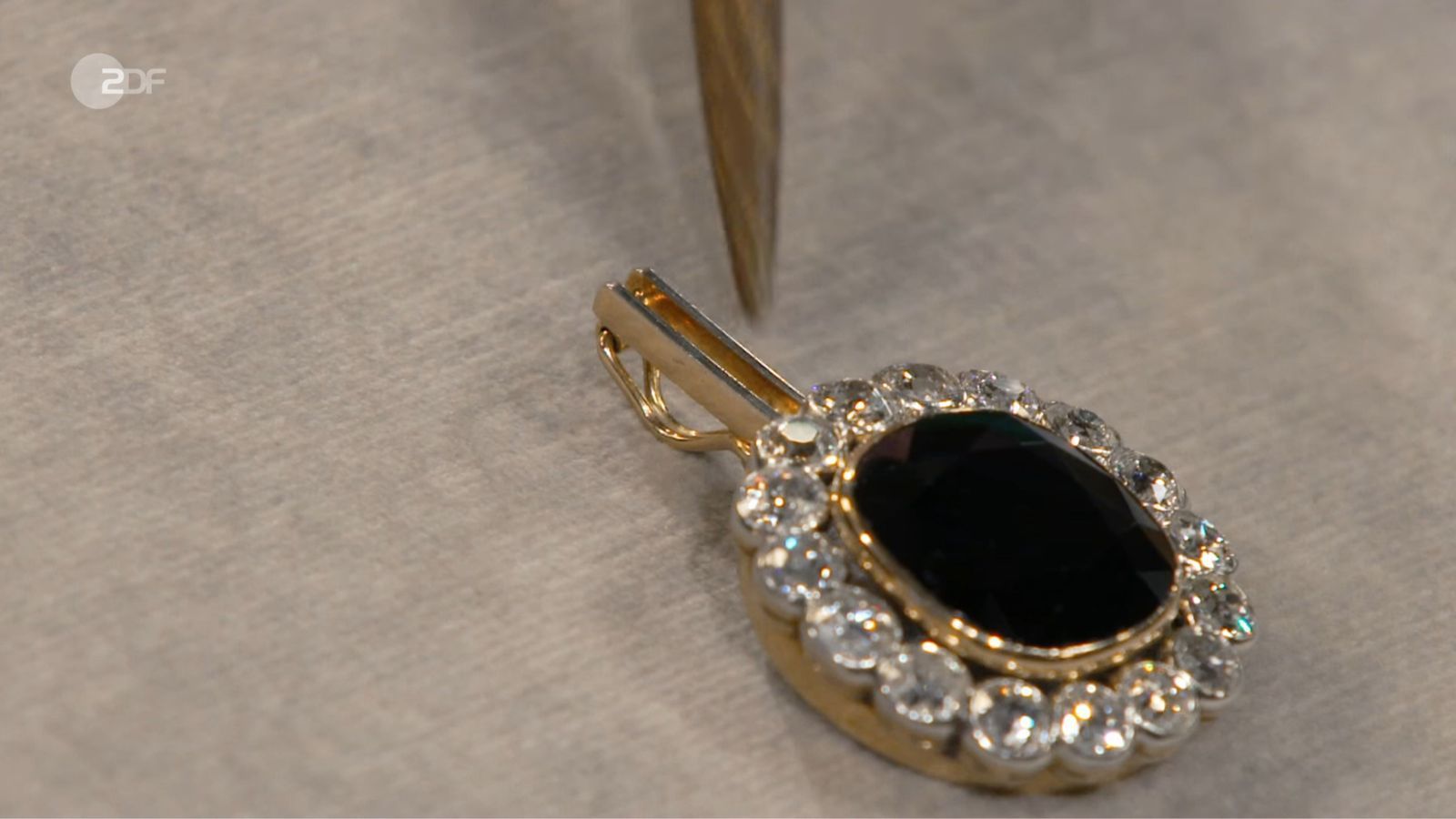 Wendela Horz erzählte über das Verkaufsobjekt: „Ein Anhänger, der eingehängt werden kann, auch in Perlenketten oder größere Goldketten.“ Der Experin fiel noch etwas sofort ins Auge ... (Bild: ZDF)
