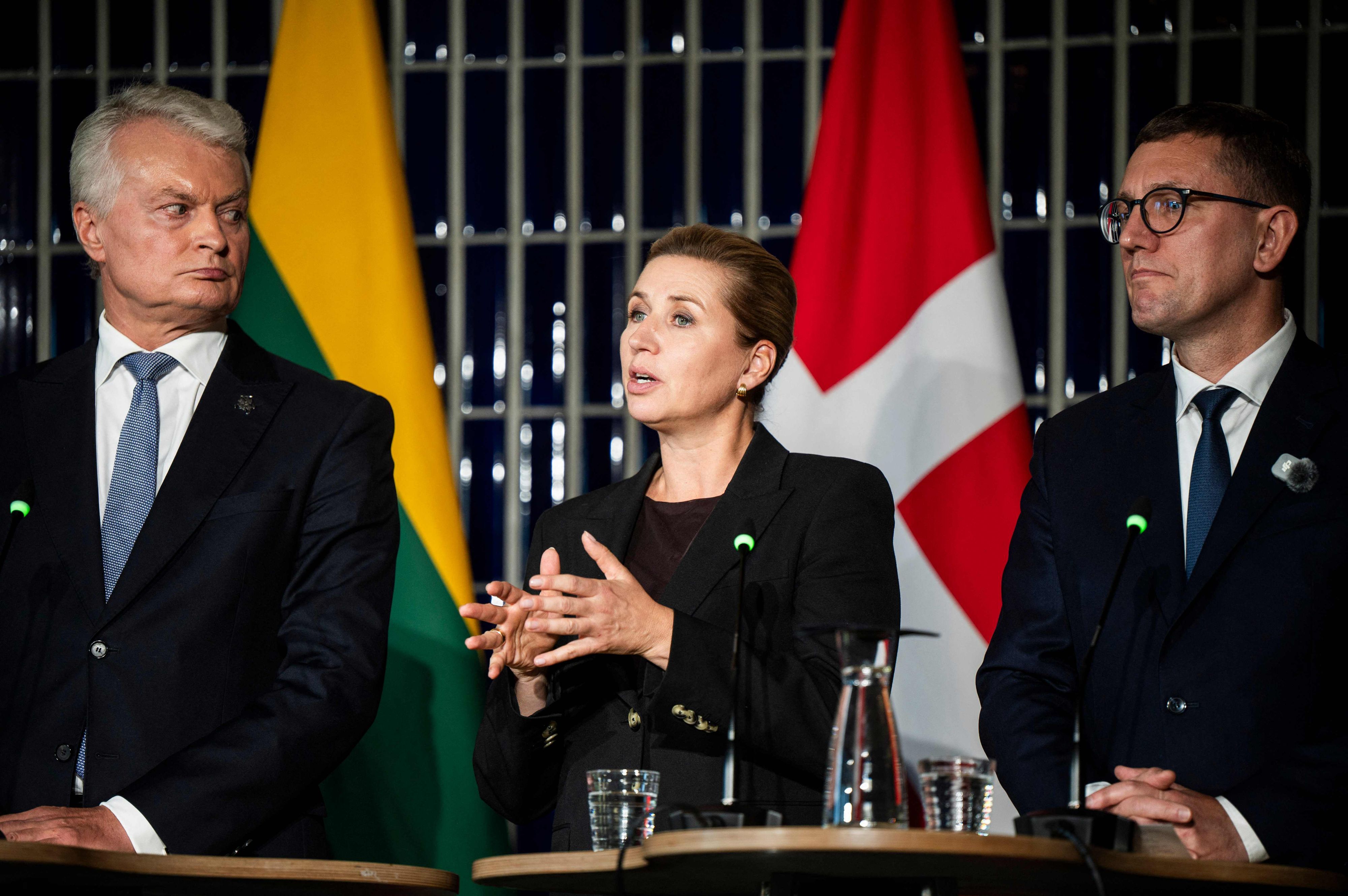 Der litauische Präsident Gitanas Nauseda, die dänische Ministerpräsidentin Mette Frederiksen und der estnische Ministerpräsident Kristen Michal (von links) geben während des Arktis-Gipfels in Rovaniemi eine gemeinsame Pressekonferenz.