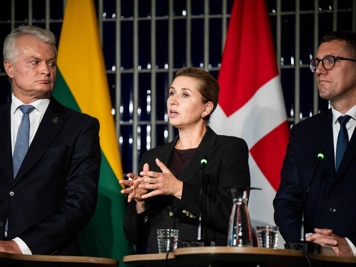 Der litauische Präsident Gitanas Nauseda, die dänische Ministerpräsidentin Mette Frederiksen und der estnische Ministerpräsident Kristen Michal (von links) geben während des Arktis-Gipfels in Rovaniemi eine gemeinsame Pressekonferenz.
