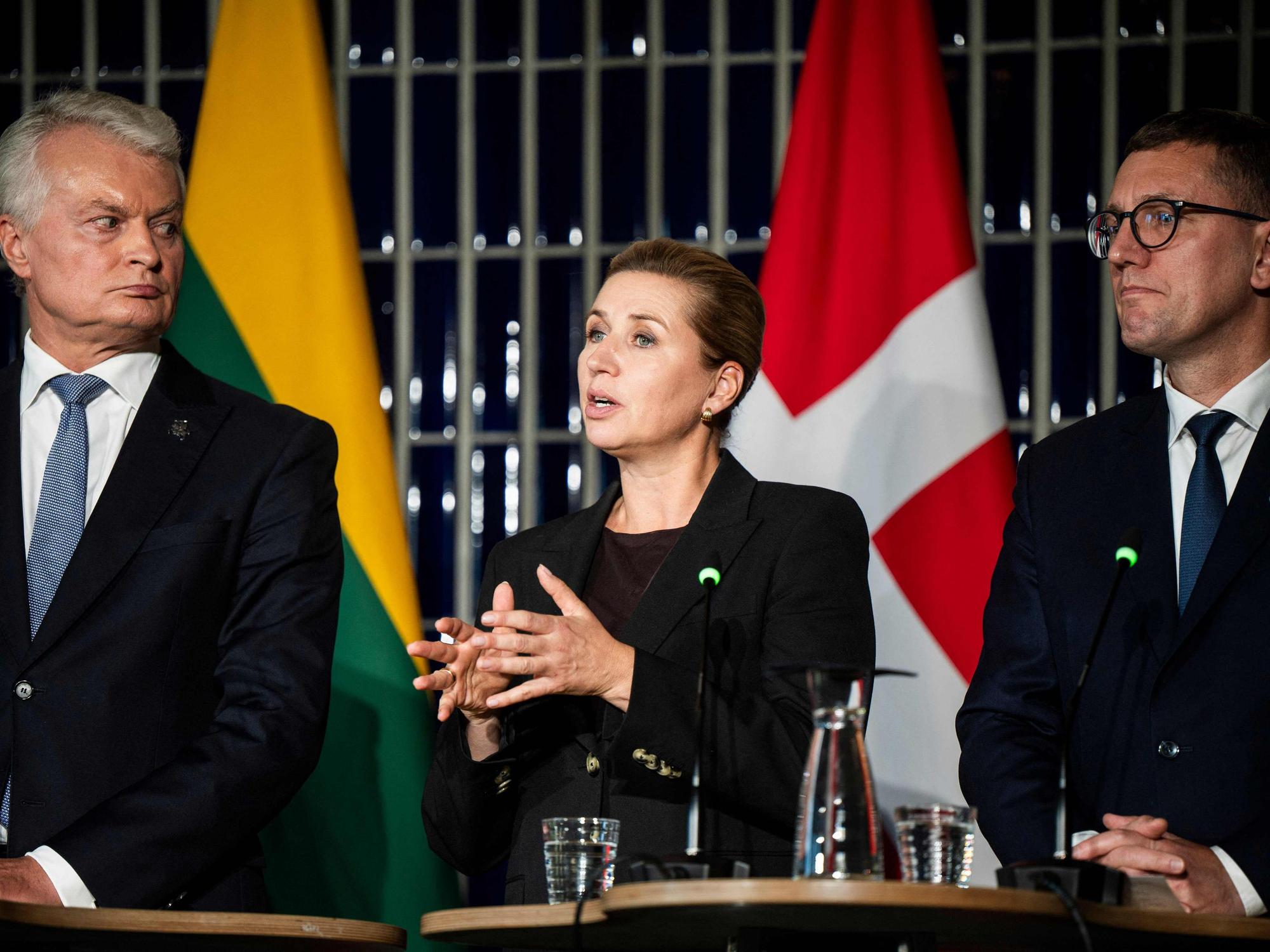 Der litauische Präsident Gitanas Nauseda, die dänische Ministerpräsidentin Mette Frederiksen und der estnische Ministerpräsident Kristen Michal (von links) geben während des Arktis-Gipfels in Rovaniemi eine gemeinsame Pressekonferenz.