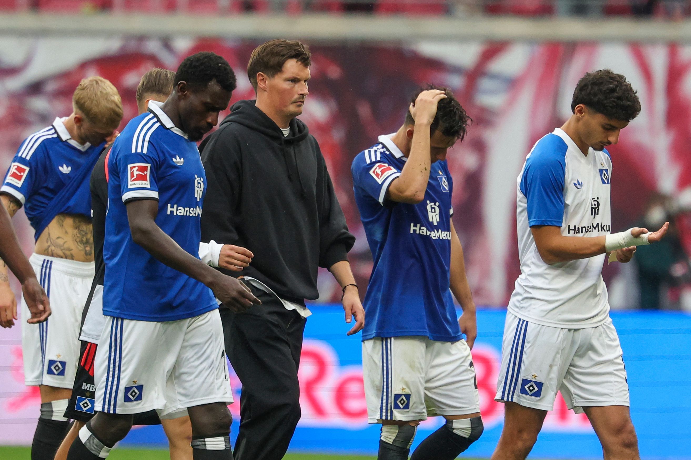 RB Leipzig gegen Hamburger SV: Trainer Merlin Polzin (M, Hamburger SV) mit seinen Spielern nach dem 0:5.