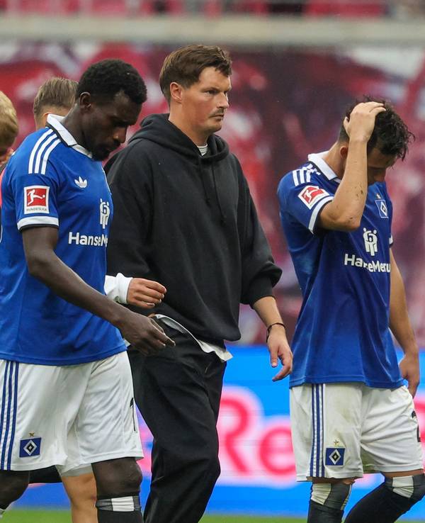RB Leipzig gegen Hamburger SV: Trainer Merlin Polzin (M, Hamburger SV) mit seinen Spielern nach dem 0:5.