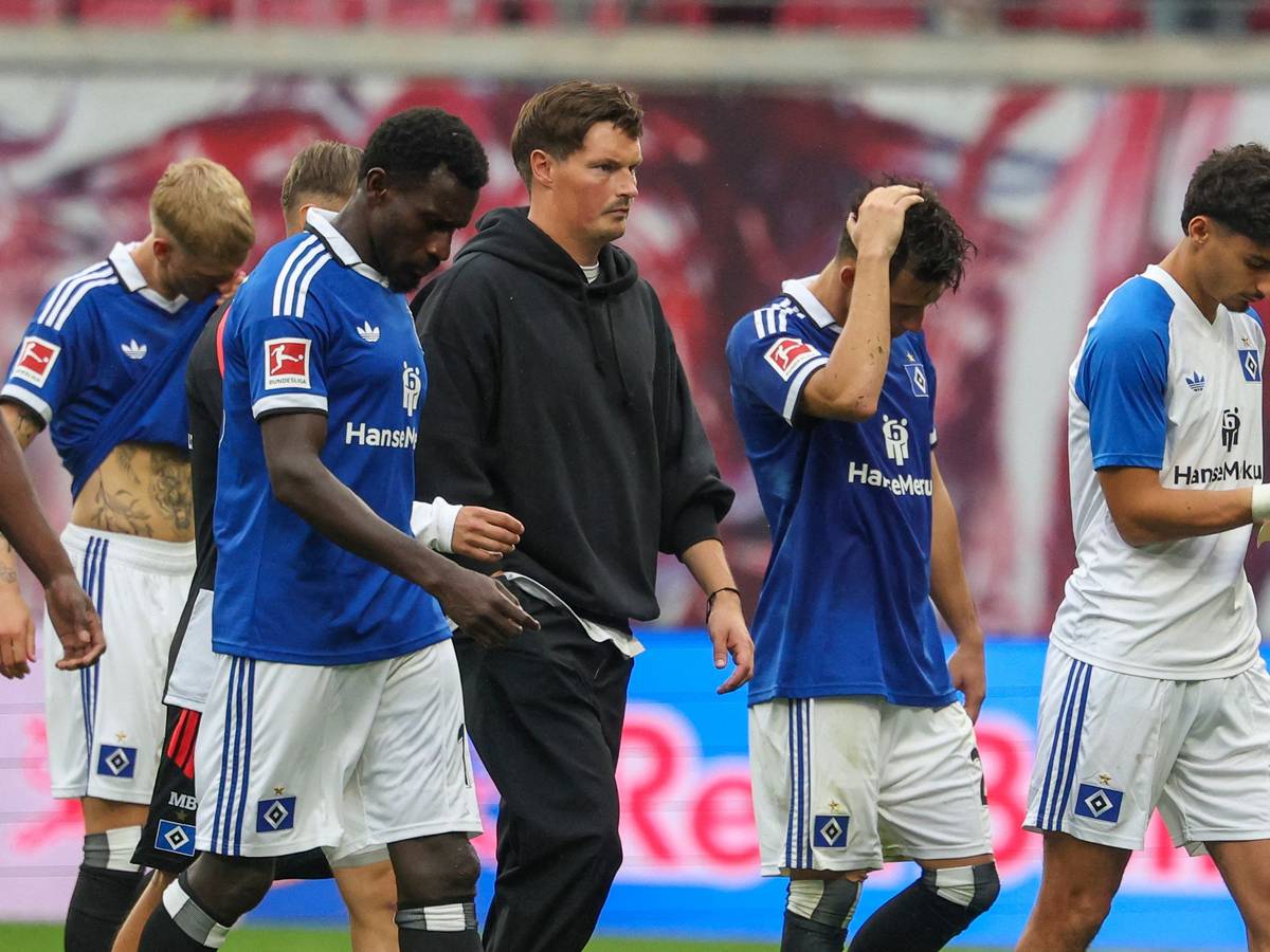 RB Leipzig gegen Hamburger SV: Trainer Merlin Polzin (M, Hamburger SV) mit seinen Spielern nach dem 0:5.