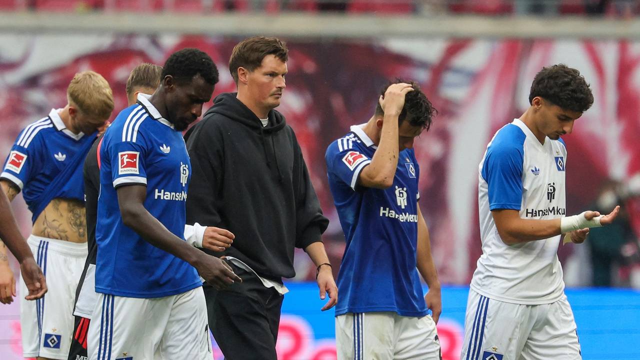 RB Leipzig gegen Hamburger SV: Trainer Merlin Polzin (M, Hamburger SV) mit seinen Spielern nach dem 0:5.