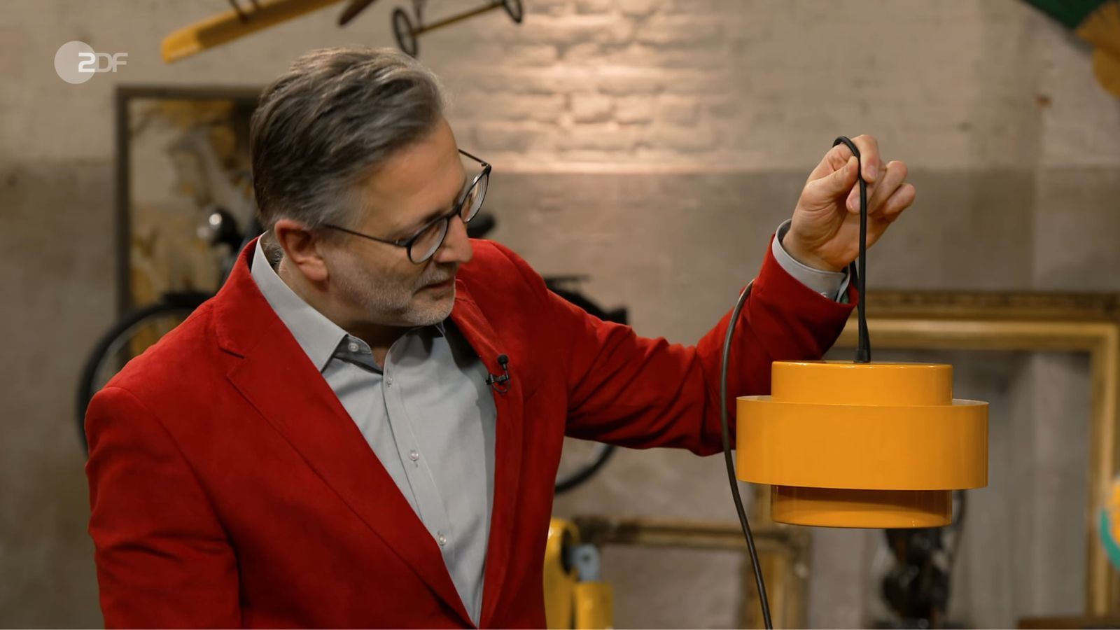 Die Designer-Deckenleuchte aus den 60er- oder 70er-Jahren wollte Petra aus Bargum für 100 Euro veräußern. Detlev Kümmel hielt das Doppelte für möglich. Jan Cizek erstand das dänische Design für 140 Euro. (Bild: ZDF)