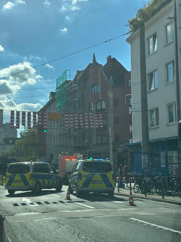 Der Unfall zwischen Auto und Fußgängerin ereignete sich auf der Hochstadenstraße in Richtung Luxemburger Straße. Die Luxemburger Straße stadtauswärts war zeitweise voll gesperrt.