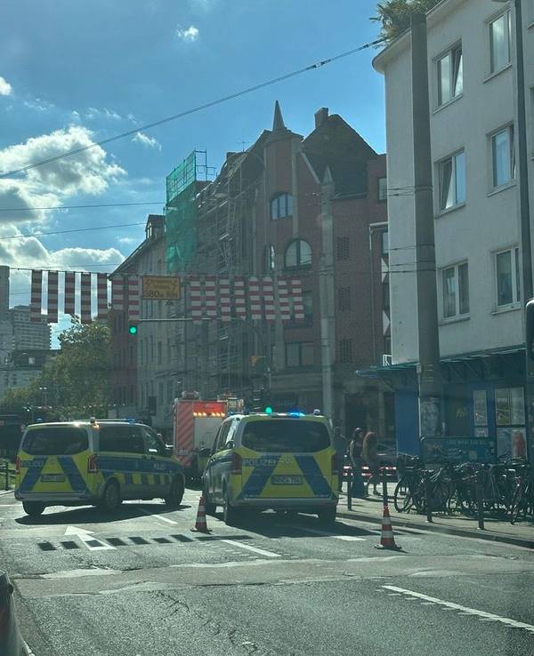 Der Unfall zwischen Auto und Fußgängerin ereignete sich auf der Hochstadenstraße in Richtung Luxemburger Straße. Die Luxemburger Straße stadtauswärts war zeitweise voll gesperrt.