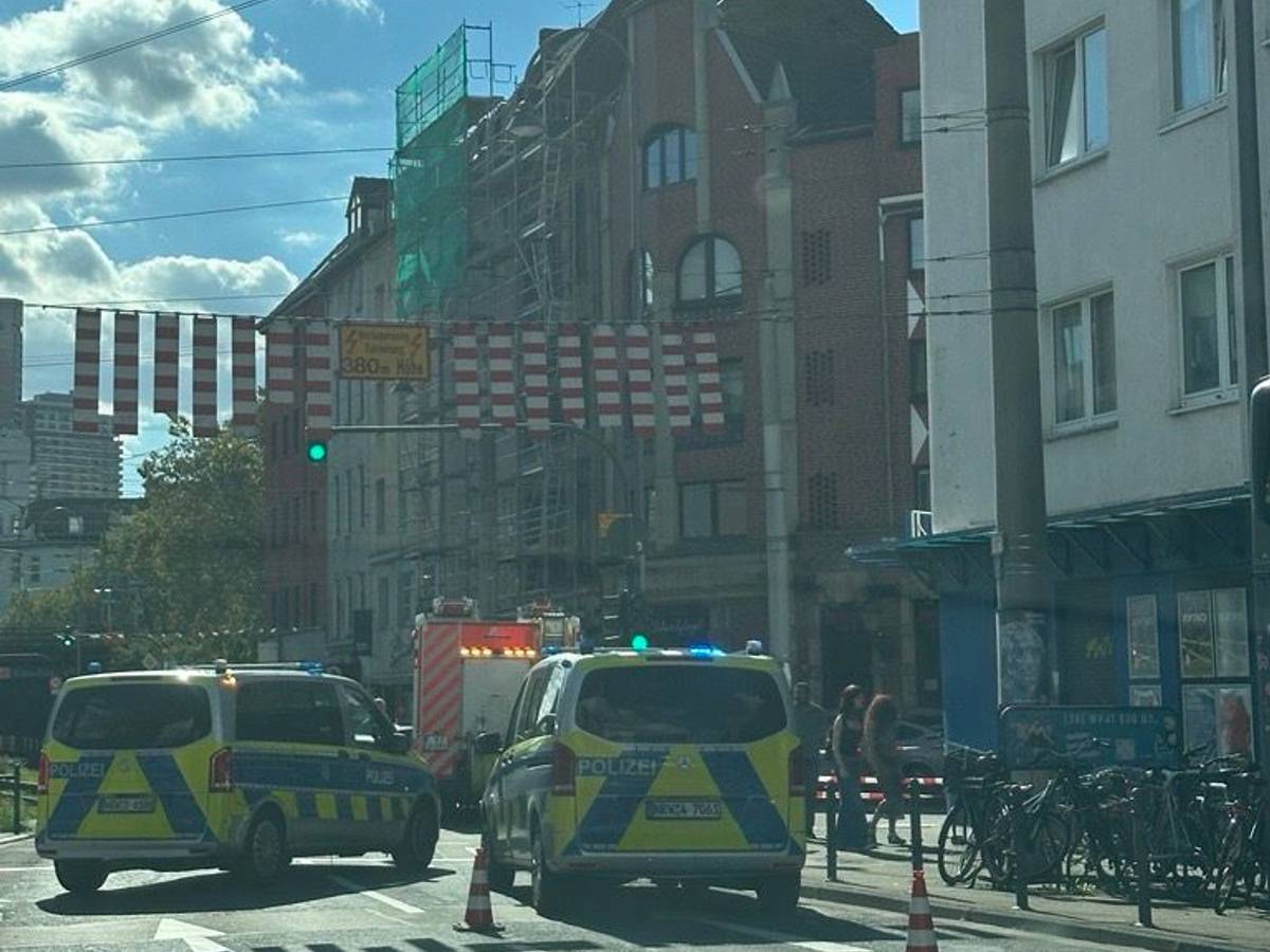 Der Unfall zwischen Auto und Fußgängerin ereignete sich auf der Hochstadenstraße in Richtung Luxemburger Straße. Die Luxemburger Straße stadtauswärts war zeitweise voll gesperrt.