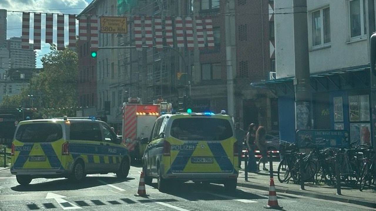 Der Unfall zwischen Auto und Fußgängerin ereignete sich auf der Hochstadenstraße in Richtung Luxemburger Straße. Die Luxemburger Straße stadtauswärts war zeitweise voll gesperrt.