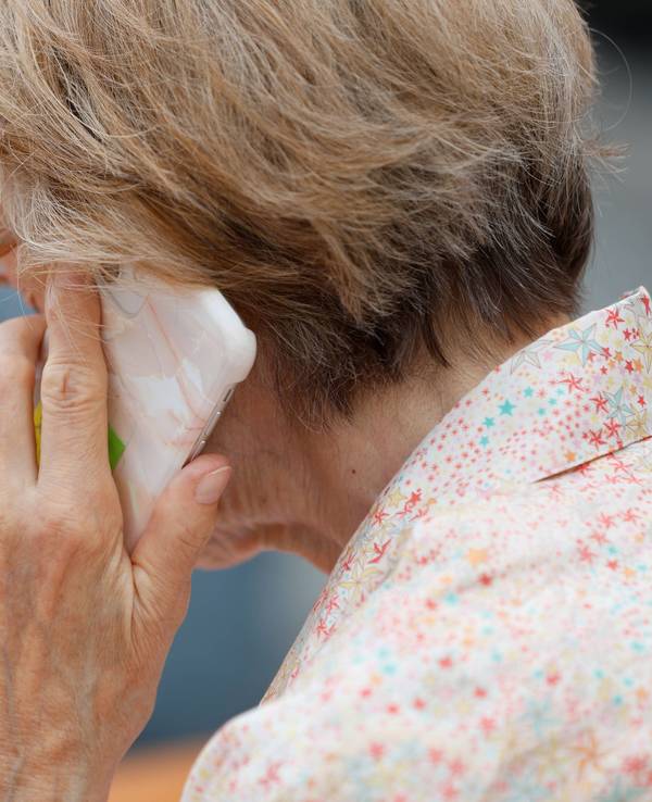 Eine 94-jährige Seniorin wäre fast auf einen Schockanruf hereingefallen (Symbolfoto).