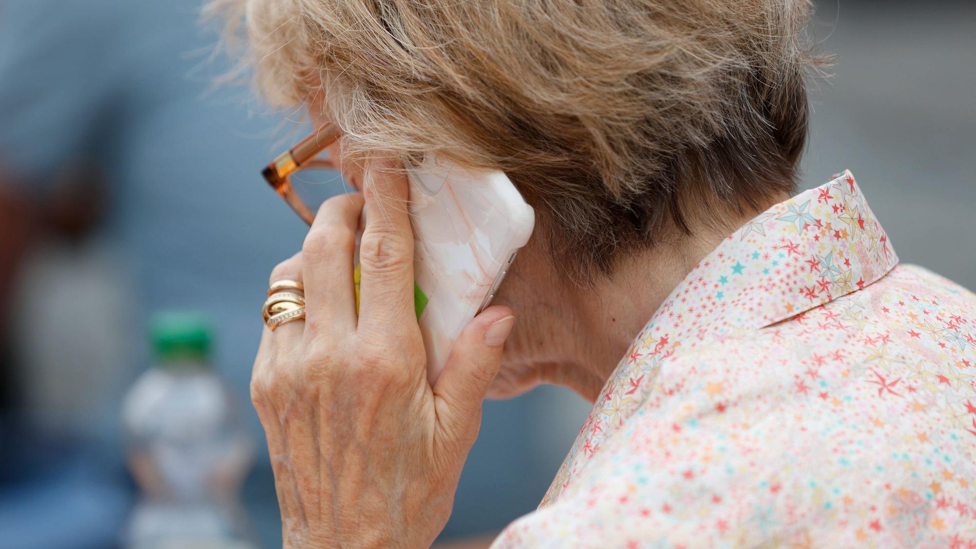 Eine 94-jährige Seniorin wäre fast auf einen Schockanruf hereingefallen (Symbolfoto).