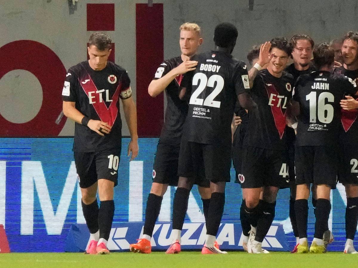 Die Profis von Viktoria Köln jubeln gemeinsam.