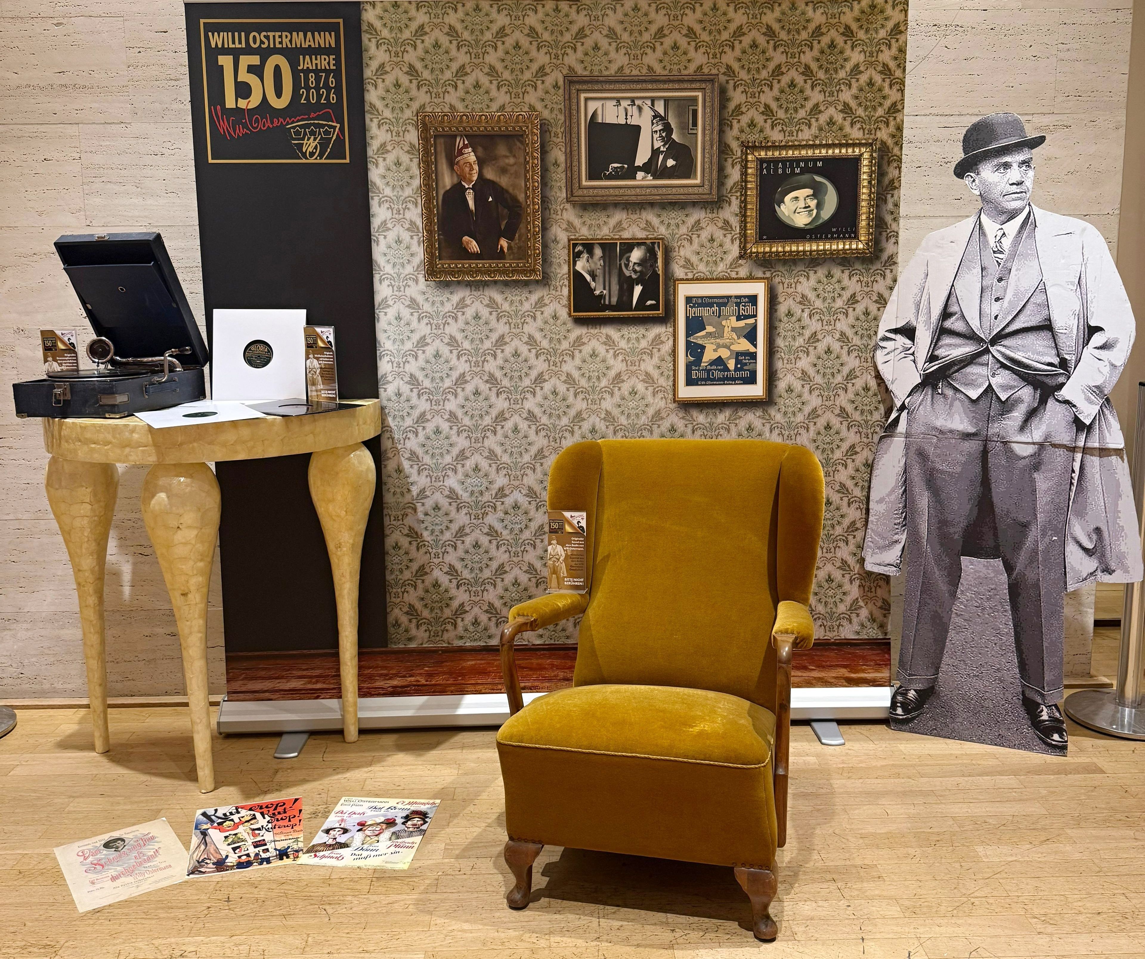 Ausstellung mit Gegenständen von Willi Ostermann.