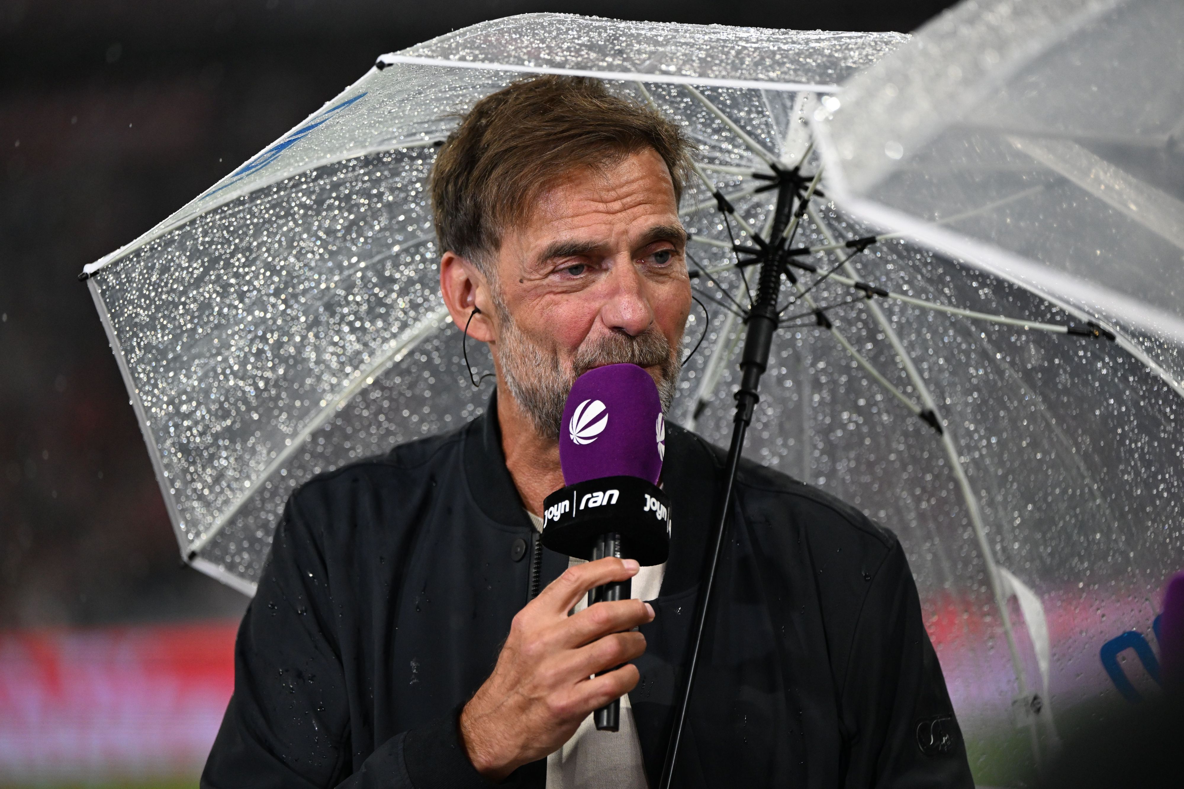Bundestrainer Jürgen Klopp spricht während des Interviews.