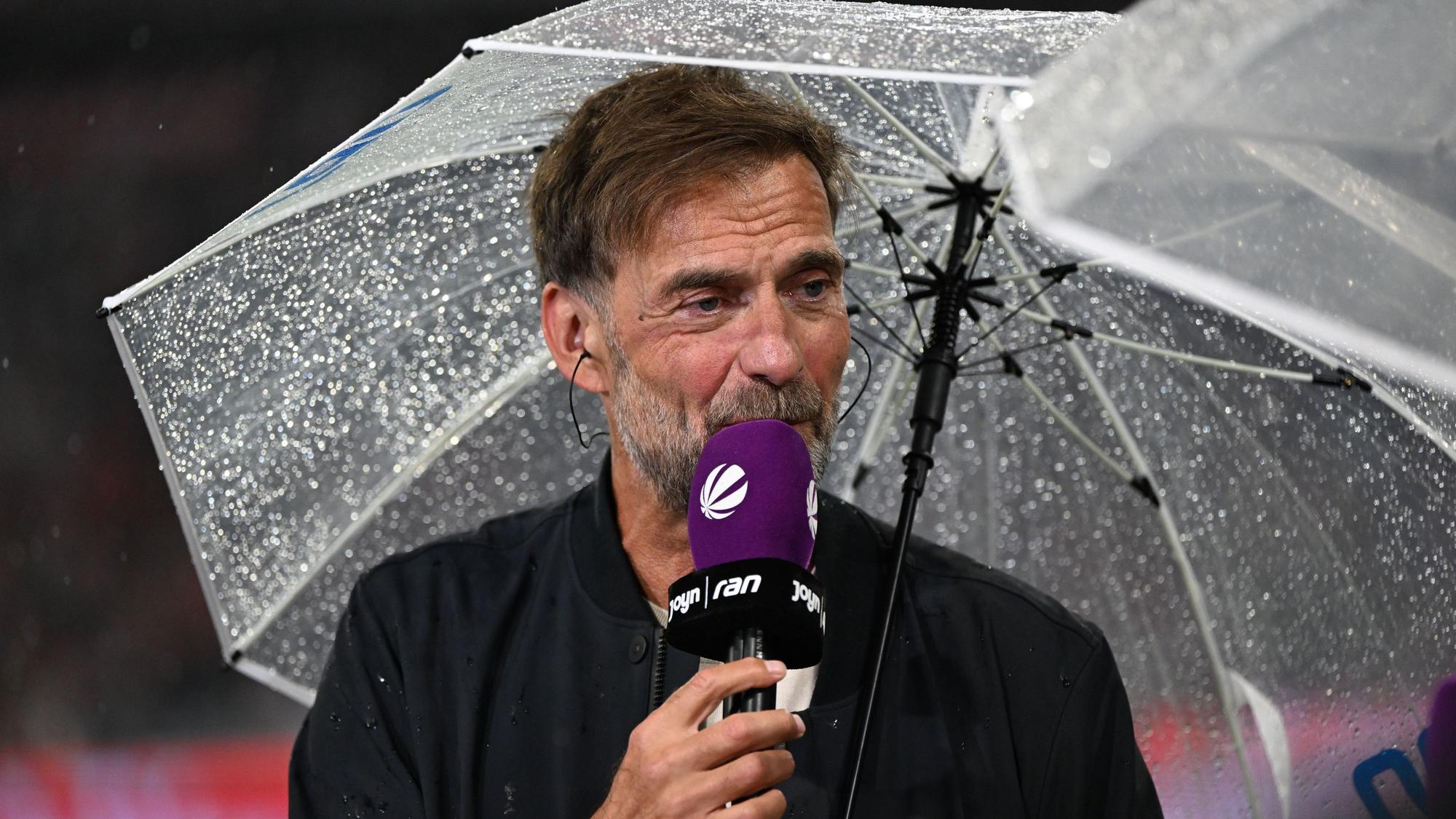 Bundestrainer Jürgen Klopp spricht während des Interviews.