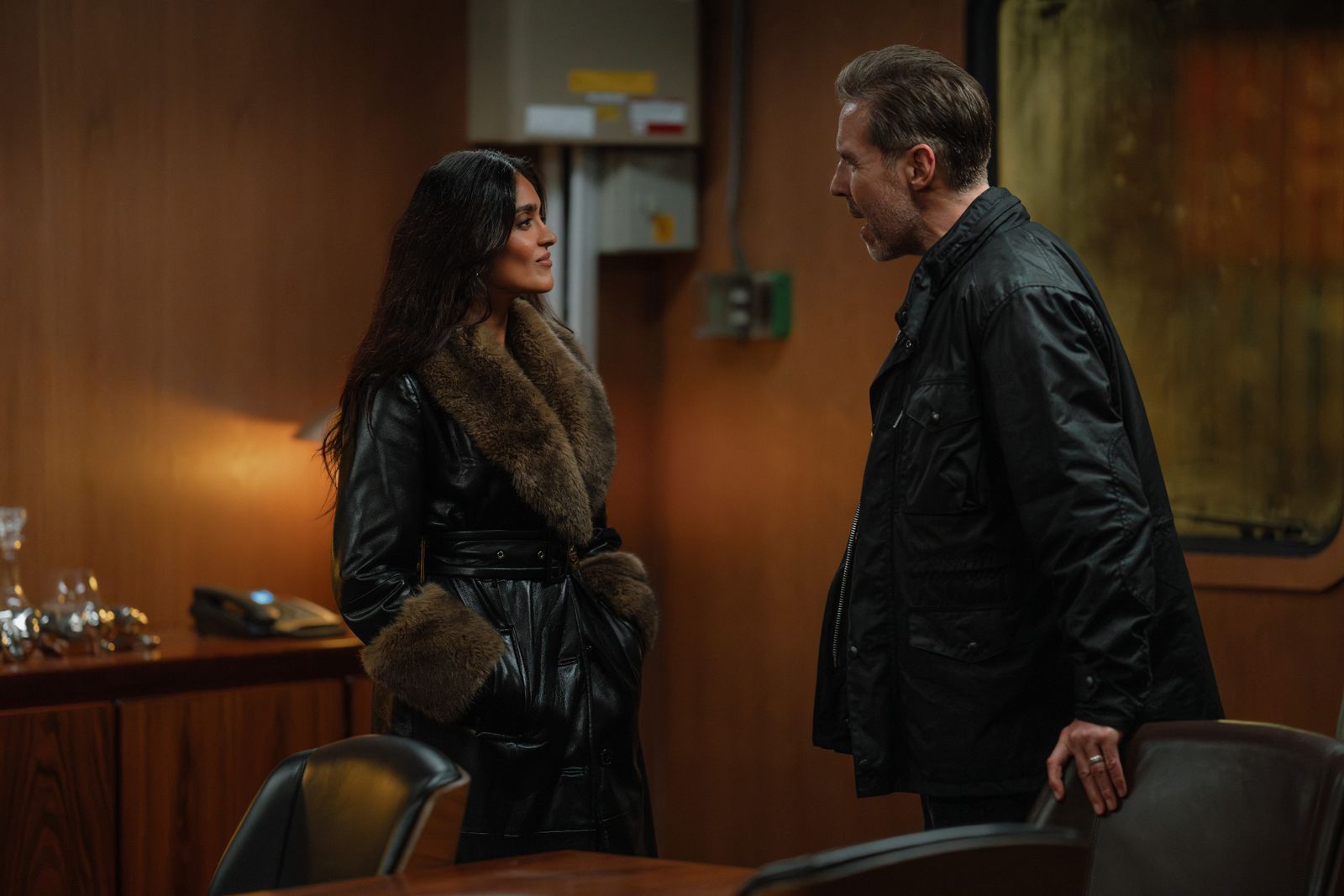 Kevin (Paddy Considine) und seine Halbschwester Seraphina (Mandeep Dhillon), in der Familie bisher für die Finanzen zuständig, können einander nicht trauen. (Bild: Paramount+)