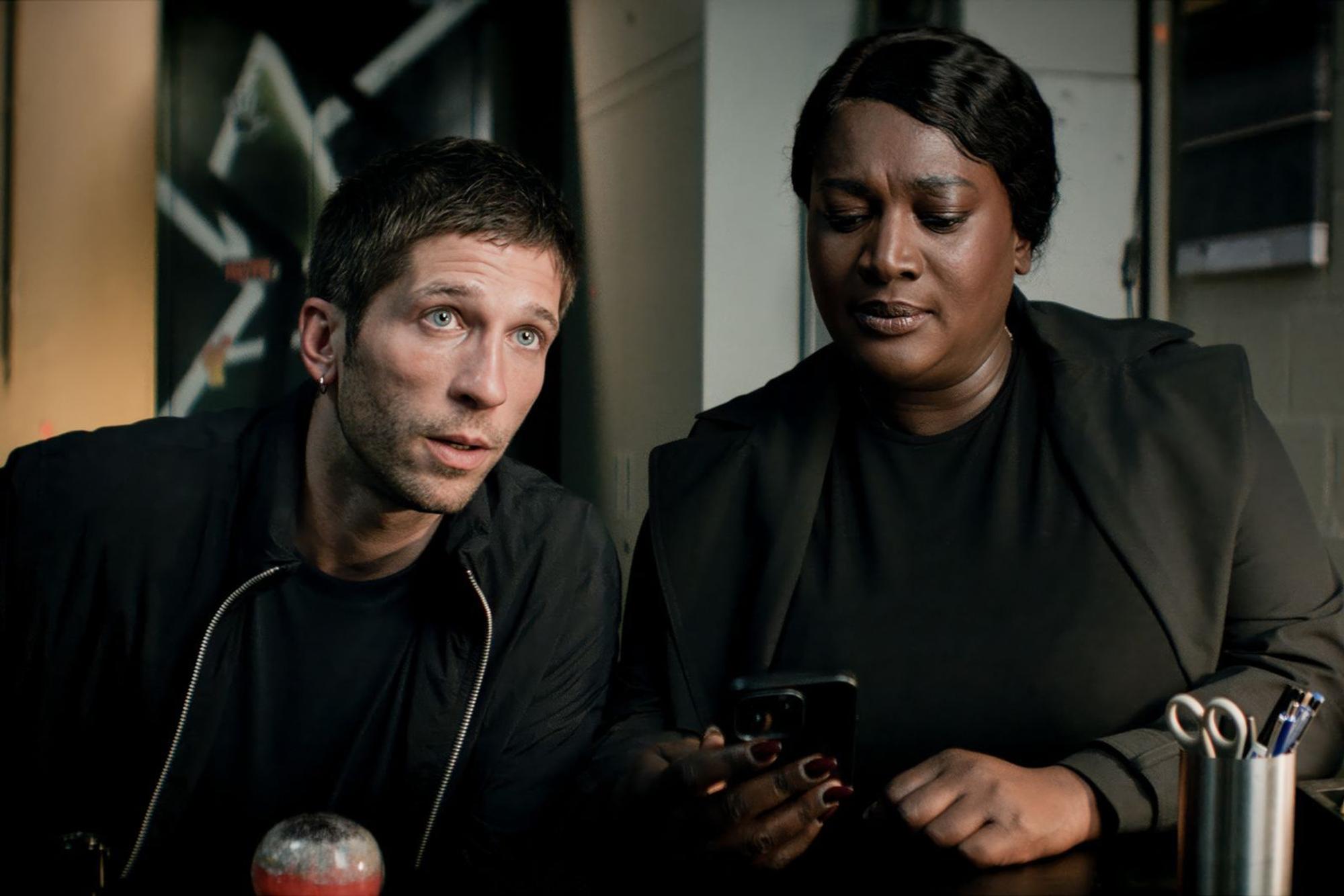 Der Frankfurter Polizist Milan Stepanovic (Slavko Popadić) unterstützt Gloria Acheampong (Thelma Buabeng) bei deren Einsatz in der Main-Metropole. (Bild: ZDF und © Studio Zentral.)