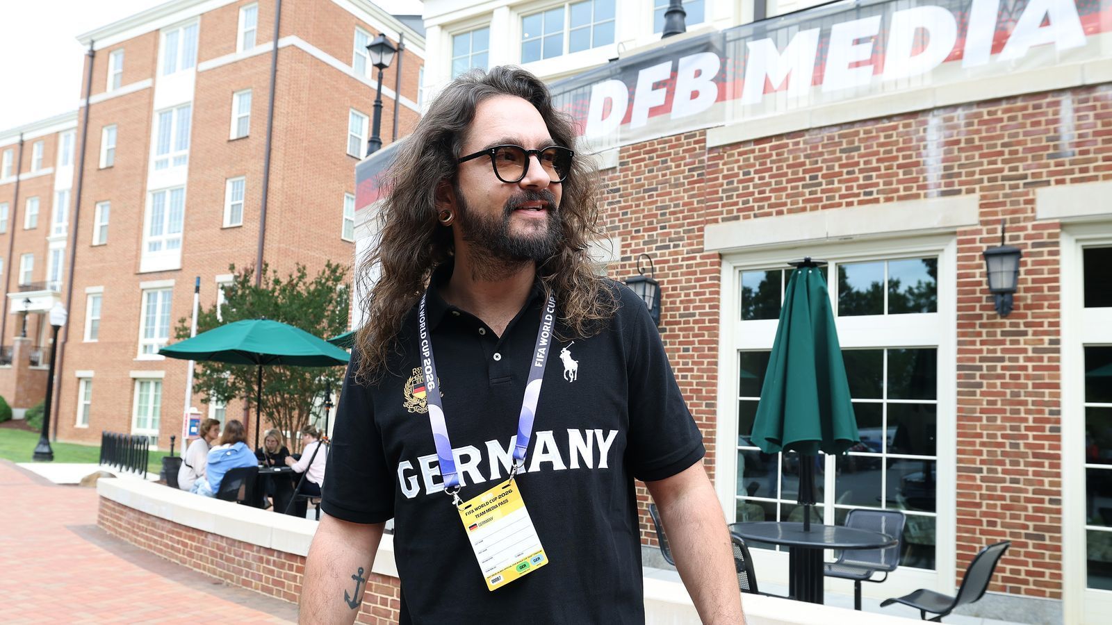 Tom Kaulitz war während der Fußballweltmeisterschaft der Männer als „Praktikant“ für Magenta TV tätig - das Team wurde nun beim Deutschen Fernsehpreis ausgezeichnet. (Bild: 2026 Getty Images/Alexander Hassenstein)
